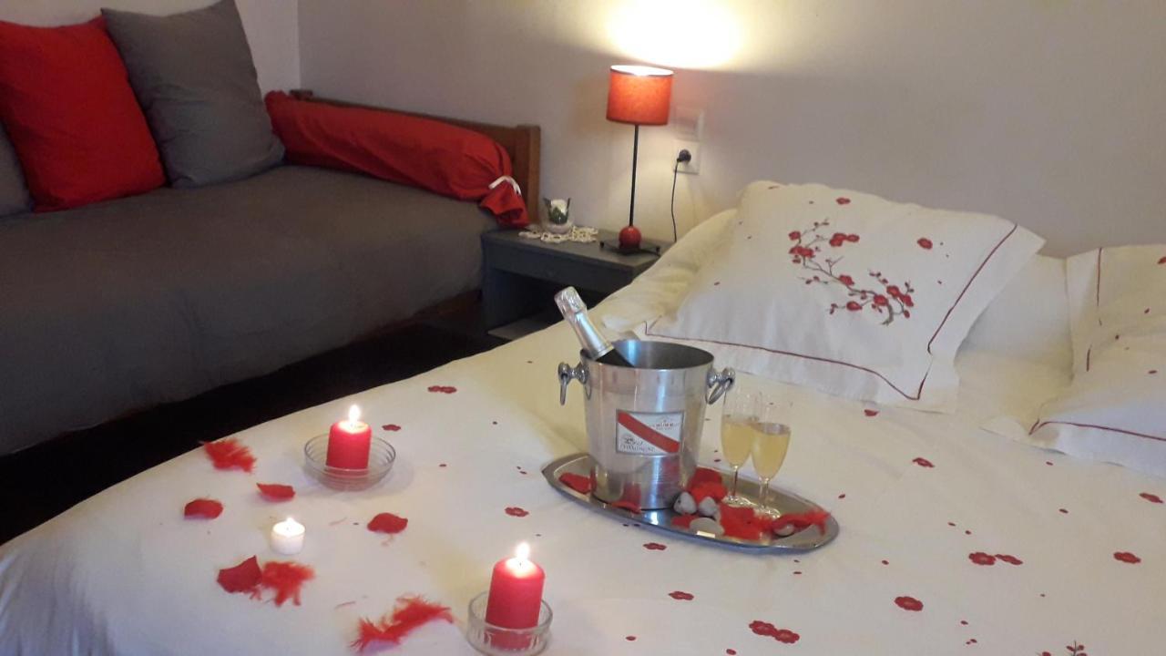 Domaine De La Cour Bed & Breakfast Sainte-Gemme-dʼAndigné Bagian luar foto