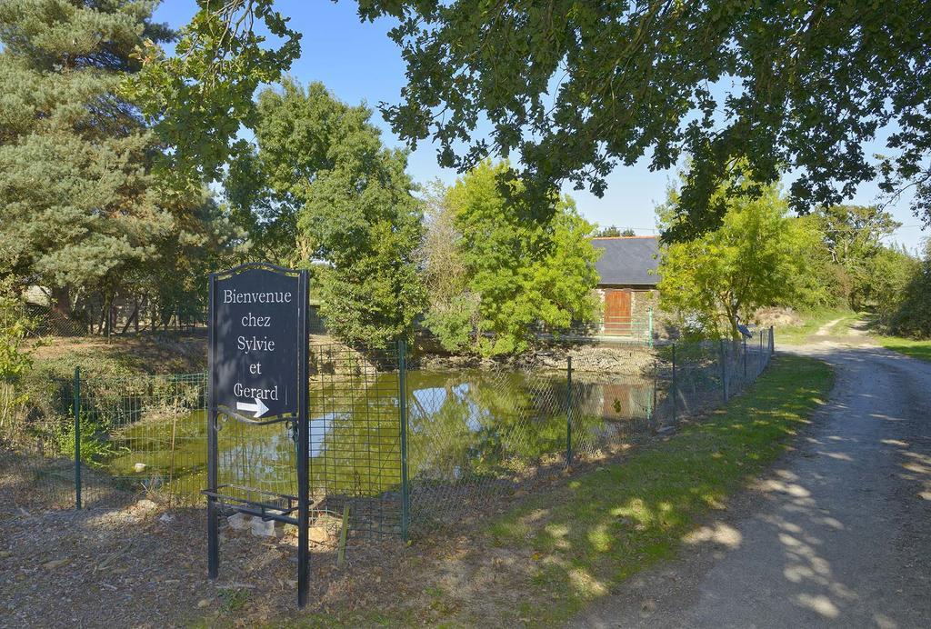 Domaine De La Cour Bed & Breakfast Sainte-Gemme-dʼAndigné Bagian luar foto