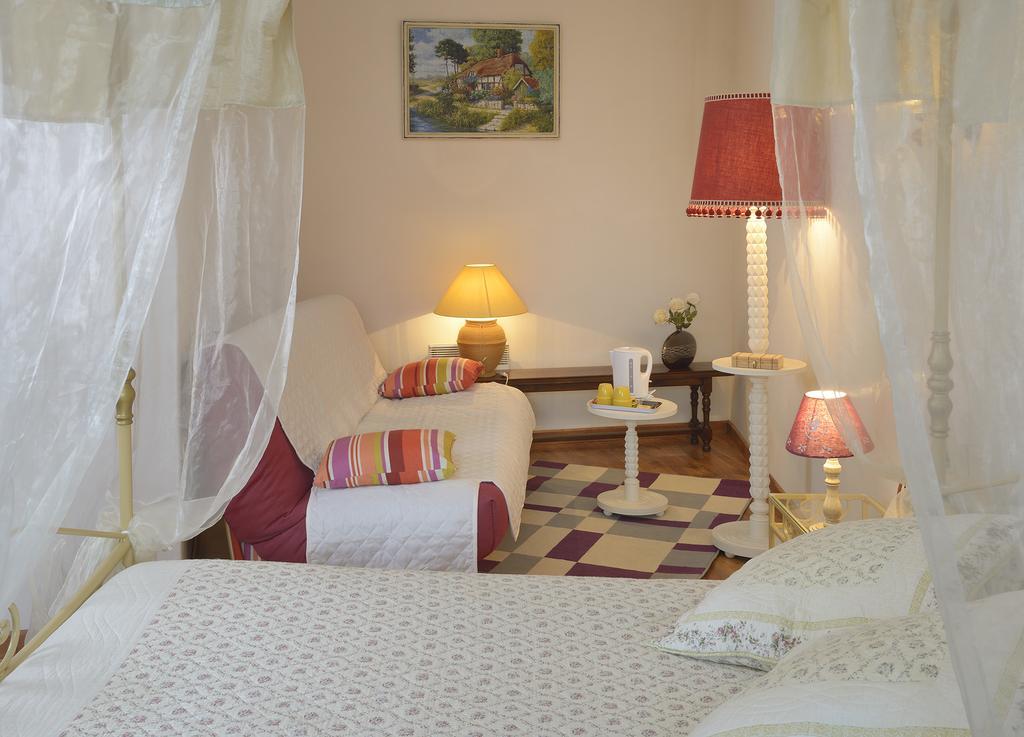 Domaine De La Cour Bed & Breakfast Sainte-Gemme-dʼAndigné Bagian luar foto