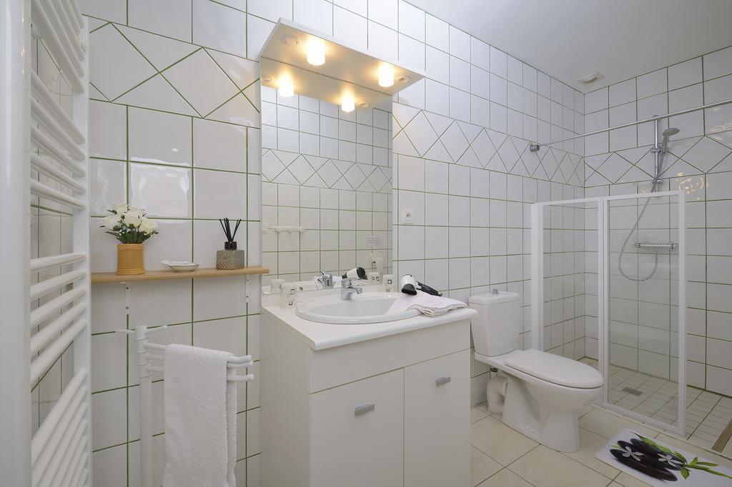 Domaine De La Cour Bed & Breakfast Sainte-Gemme-dʼAndigné Bagian luar foto