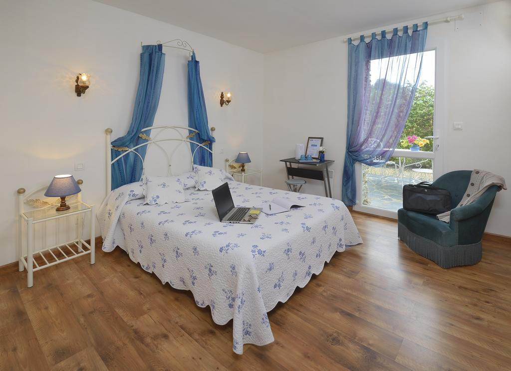 Domaine De La Cour Bed & Breakfast Sainte-Gemme-dʼAndigné Bagian luar foto