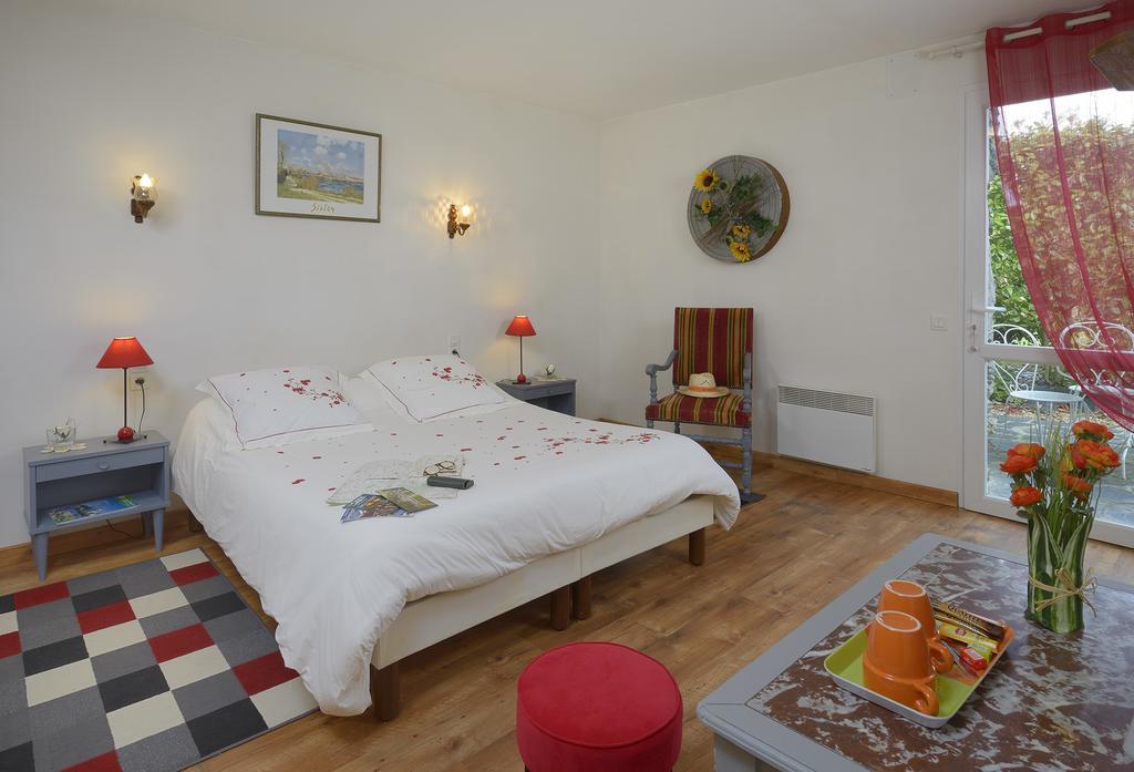 Domaine De La Cour Bed & Breakfast Sainte-Gemme-dʼAndigné Bagian luar foto
