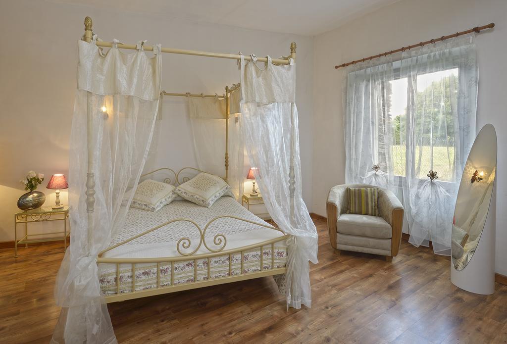 Domaine De La Cour Bed & Breakfast Sainte-Gemme-dʼAndigné Bagian luar foto