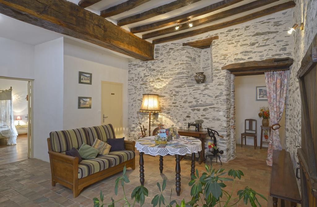 Domaine De La Cour Bed & Breakfast Sainte-Gemme-dʼAndigné Bagian luar foto
