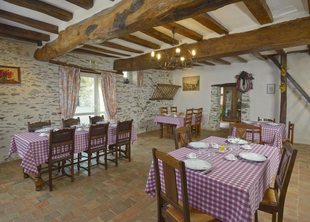 Domaine De La Cour Bed & Breakfast Sainte-Gemme-dʼAndigné Bagian luar foto